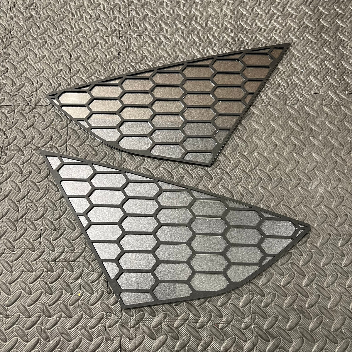 Mk3/3.5 Focus (Hatchback) Rear Quarter Window Insert (Right Hand Side) - Satin Black Hexagonal Design With Painted Magnetic Grey Backing Plate