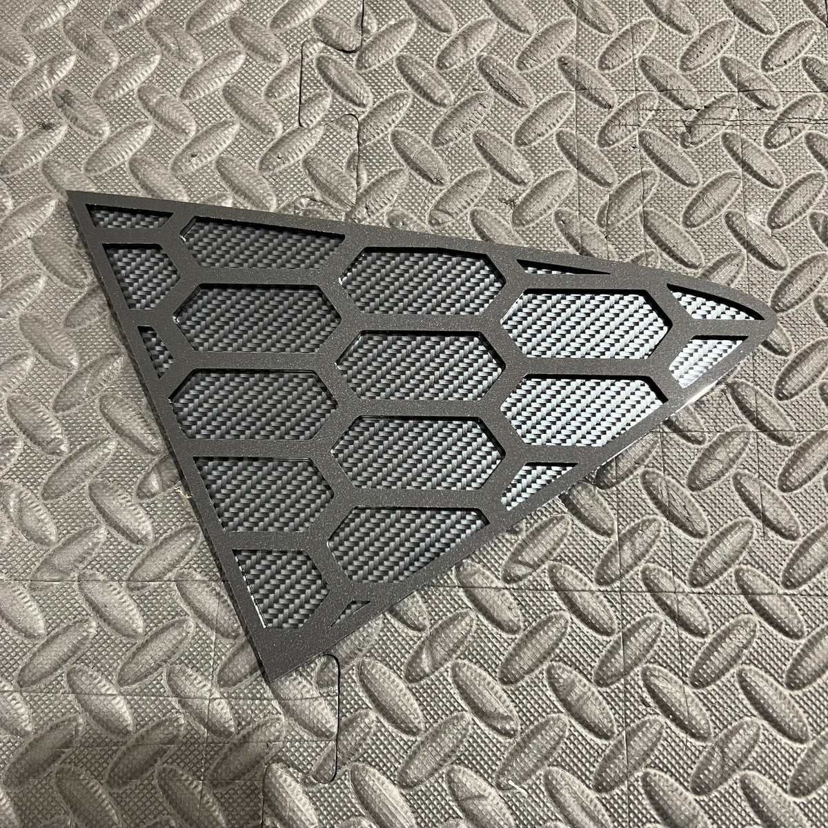 Mk8/8.5 Fiesta 5 Door Acrylic Rear Window Inserts (Pair) - Satin Black Hexagon Design With  Carbon Fibre Effect Back Plate