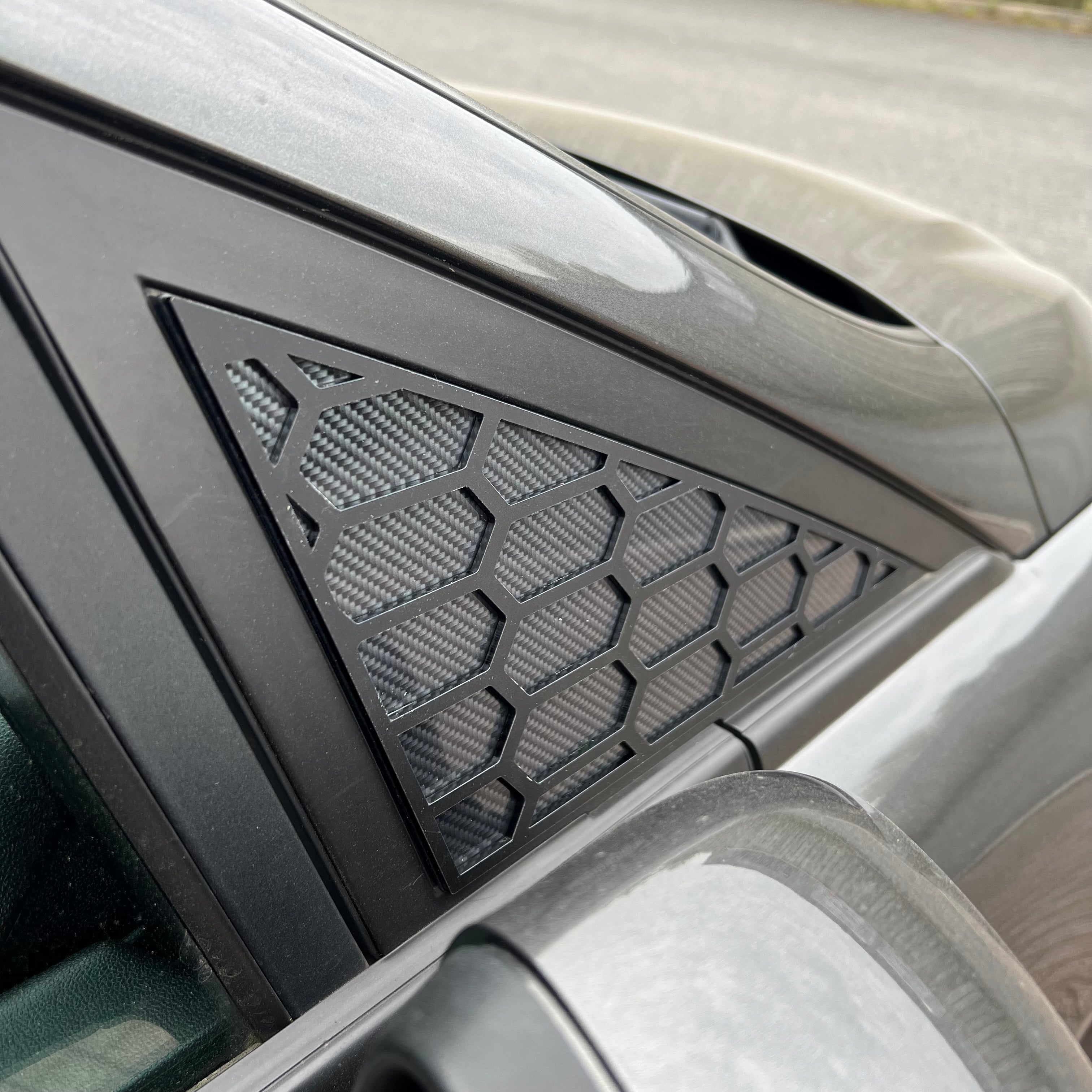 Mk8/8.5 Fiesta Front Quarter Window Inserts (Pair) - Satin Black Hexagon Detail With Deluxe Carbon Fibre Effect Back Plate