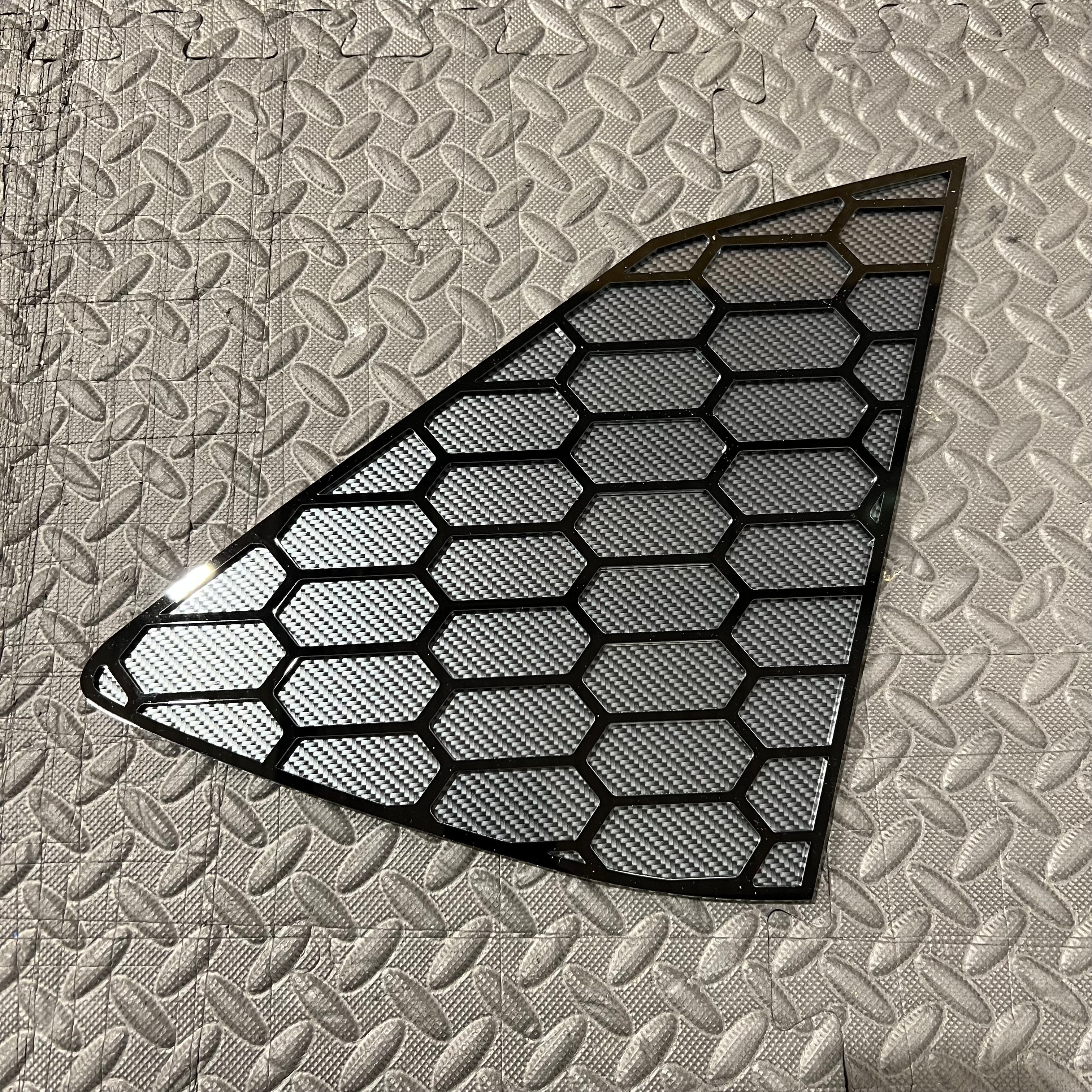 Proform Rear Quarter Window Inserts - Fits Hyundai i20 / i20N - Right Hand Side - Gloss Black Hexagonal Design with Deluxe Carbon Fibre Effect Backing Plate